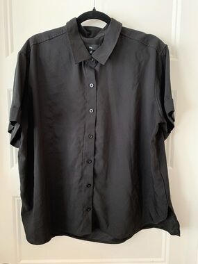 Tag , women's Black dressy  Short-Sleeve Button-Up blouse